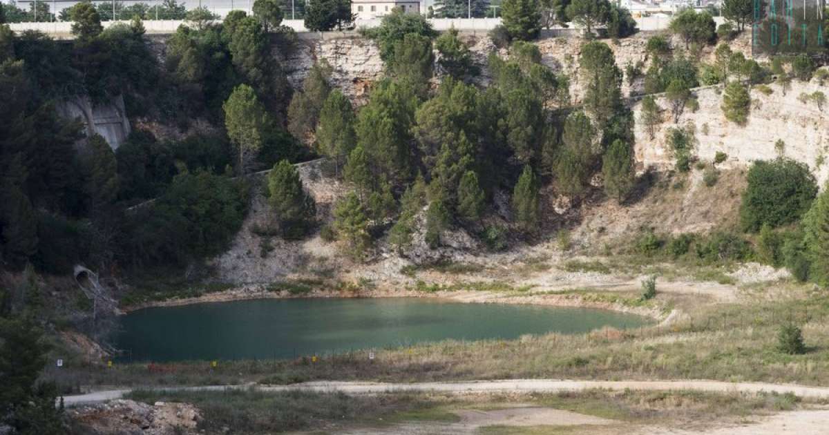 Sconosciuto e nascosto in una cava: a due passi da Bari c'� un vero piccolo lago
